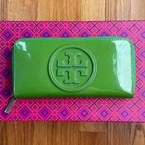 Tory Burch green wallet perfect for the summer very lightly used.